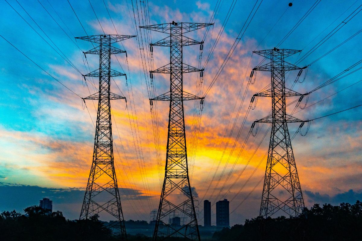 Power lines at sunset - Efficiency in the Field Microsoft 365 for the Energy Workforce